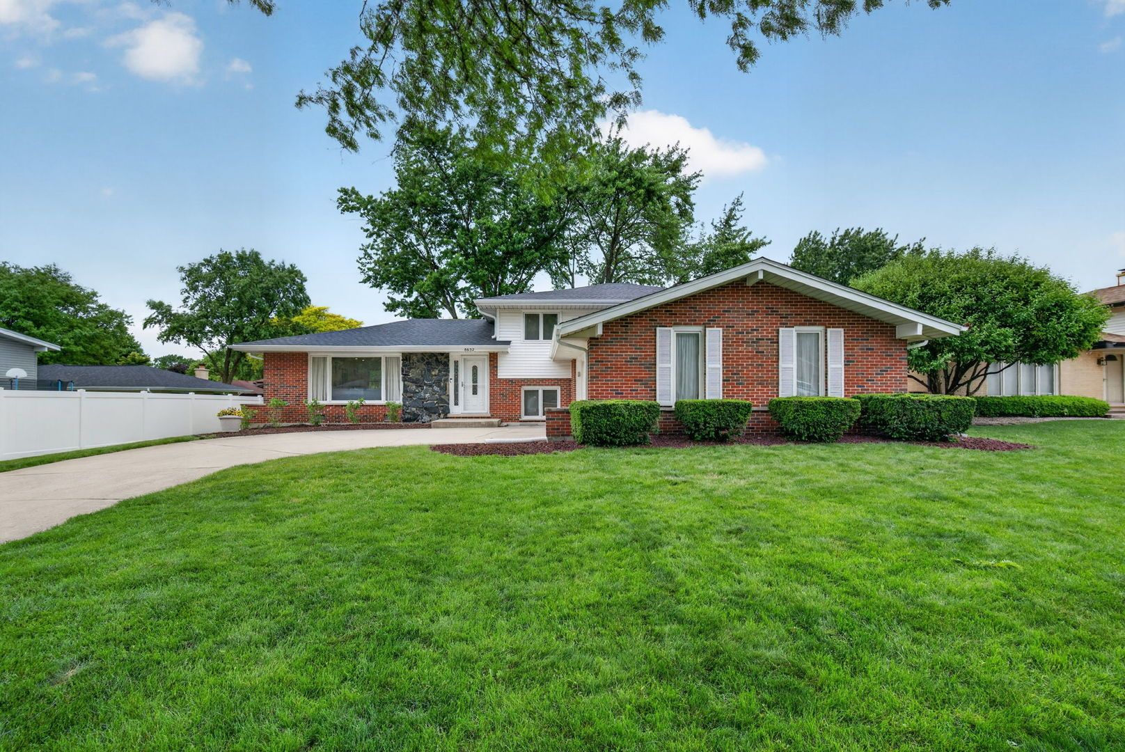 8632 Clifford Drive — Darien, IL 60561