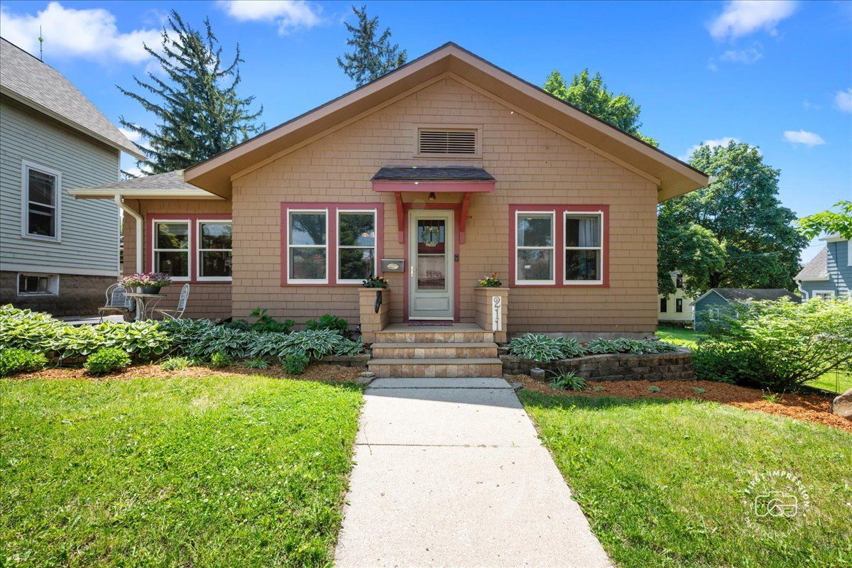 211 Walnut Avenue — St. Charles, IL 60174