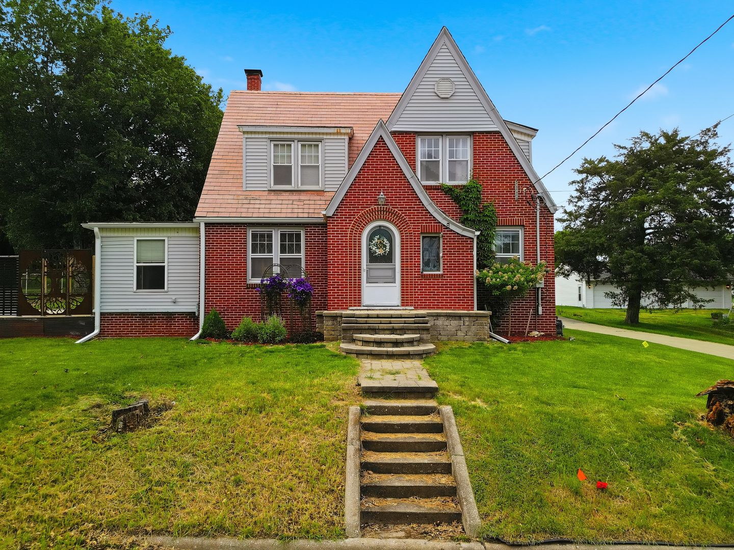 1301 Long Street — Dixon, IL 61021