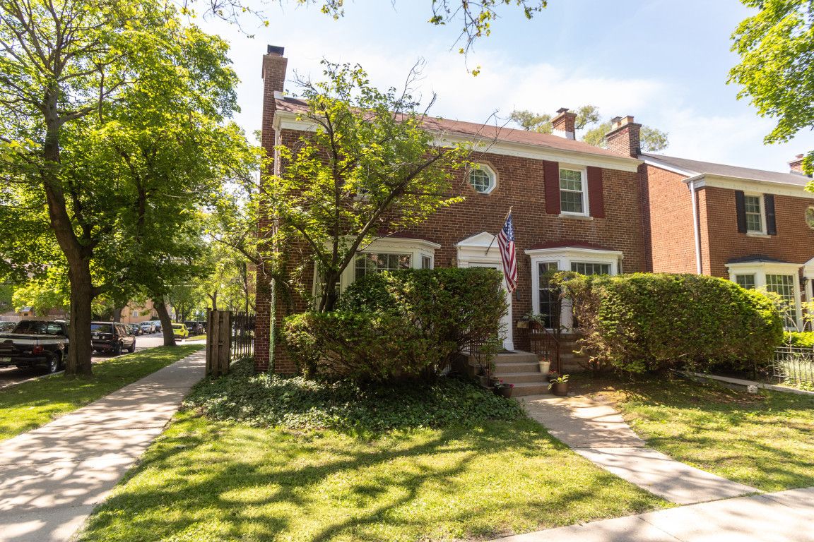 2701 W Fitch Avenue — Chicago, IL 60645