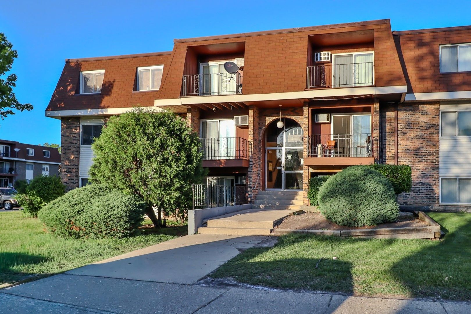 1085 Valley Lane #216 — Hoffman Estates, IL 60169