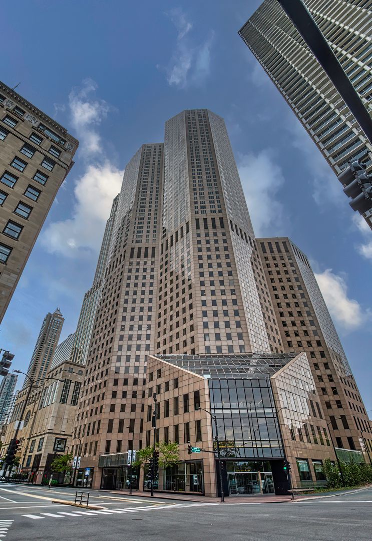 950 N MICHIGAN Avenue #3702 — Chicago, IL 60611