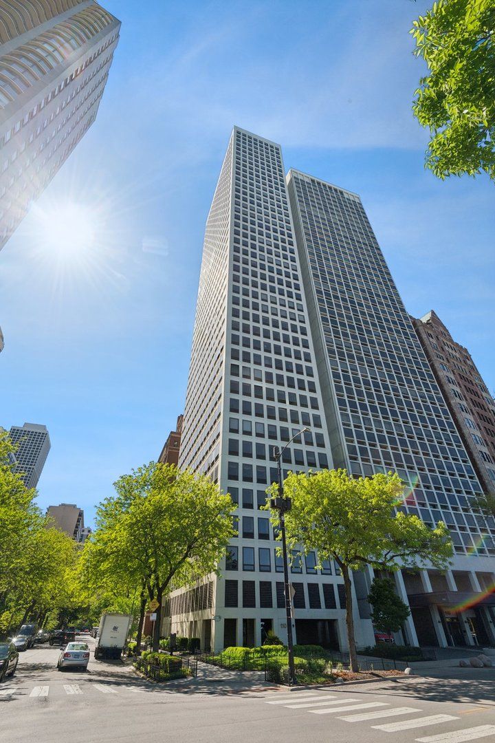 1100 N Lake Shore Drive #15B — Chicago, IL 60611