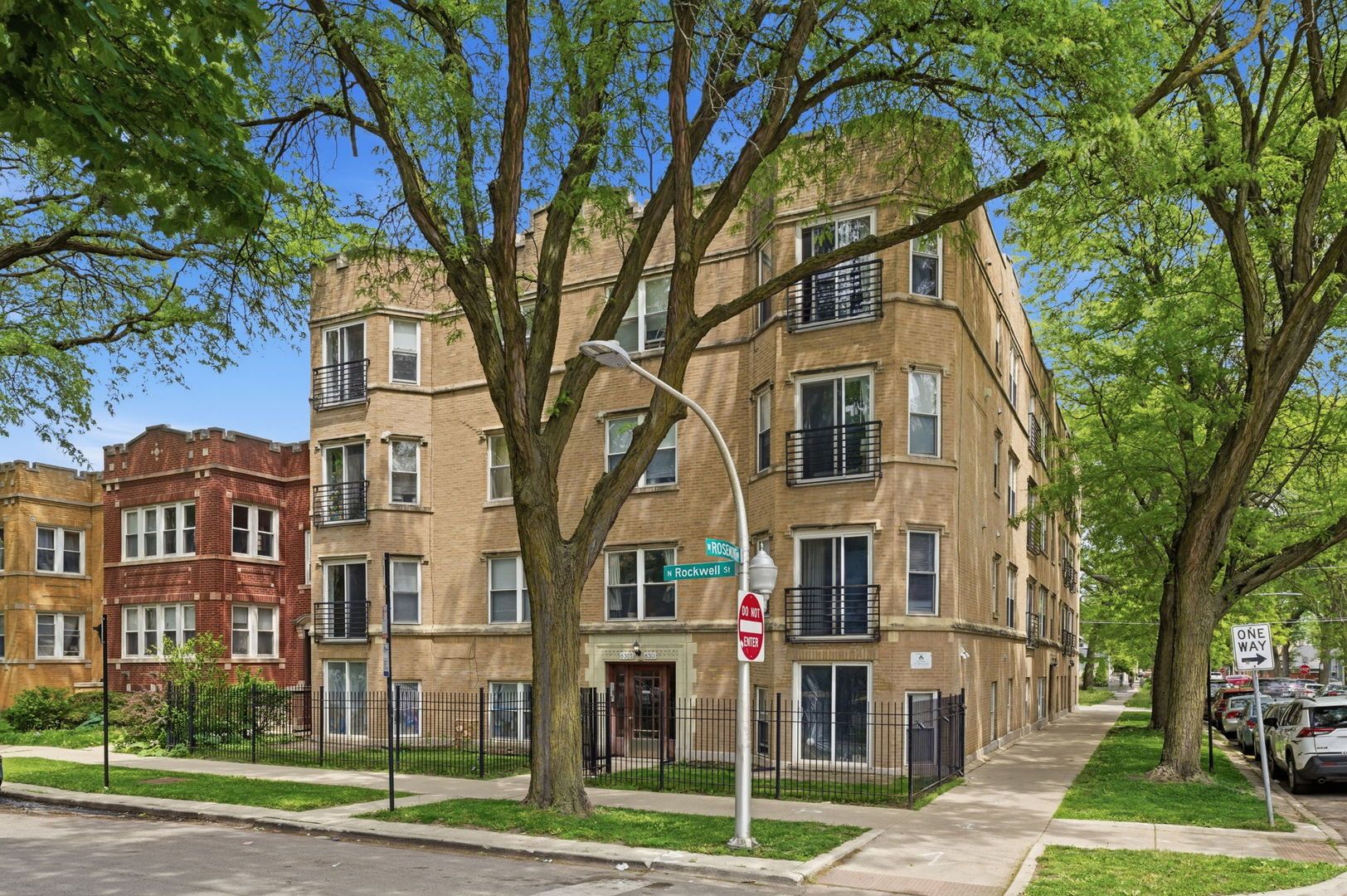 2556 W Rosemont Avenue #1 — Chicago, IL 60659