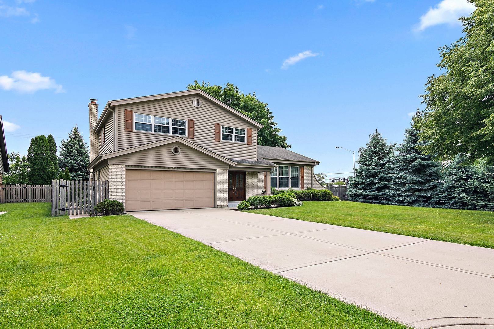 1409 E Rosehill Drive — Arlington Heights, IL 60004