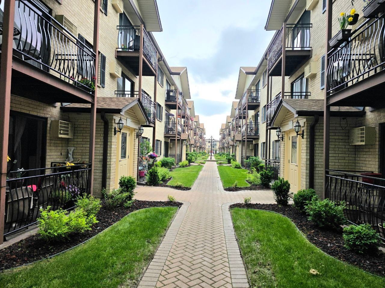 5139 N East River Road #162F — Chicago, IL 60656
