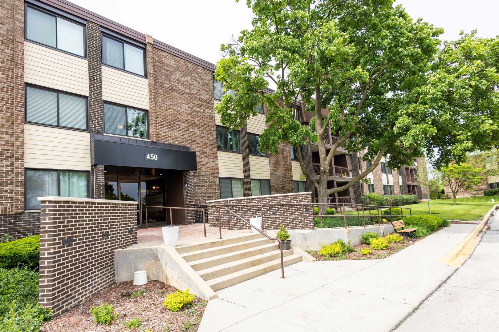 450 Raintree Court #2B — Glen Ellyn, IL 60137