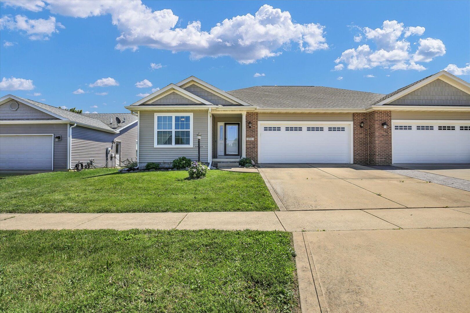 1711 E Lexington Drive — Urbana, IL 61802