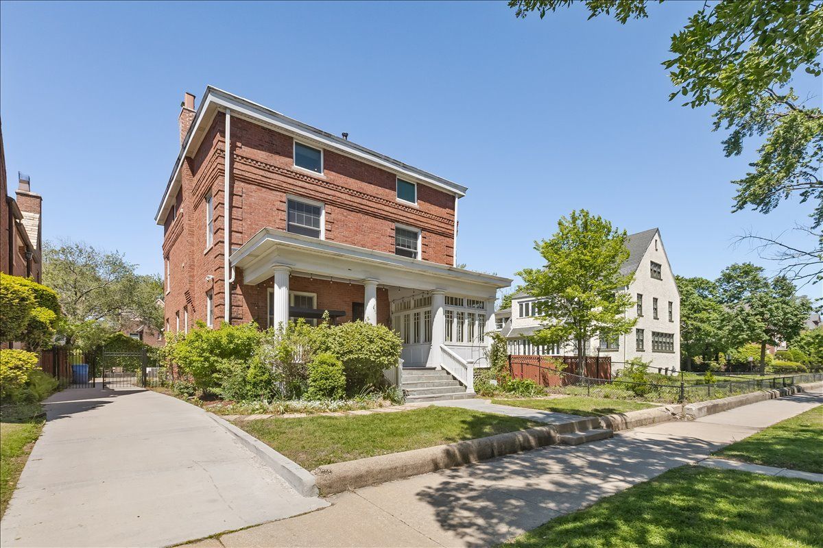 6910 S Euclid Avenue — Chicago, IL 60649