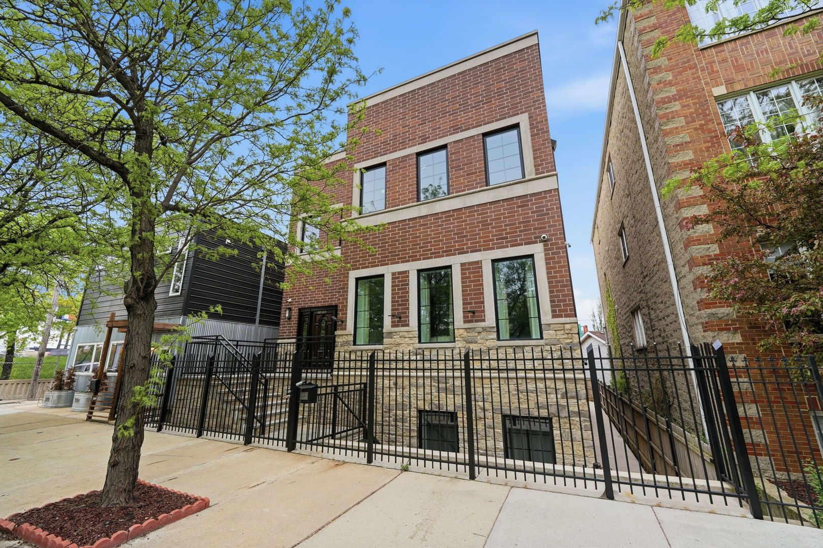 1443 N Cleaver Street — Chicago, IL 60642