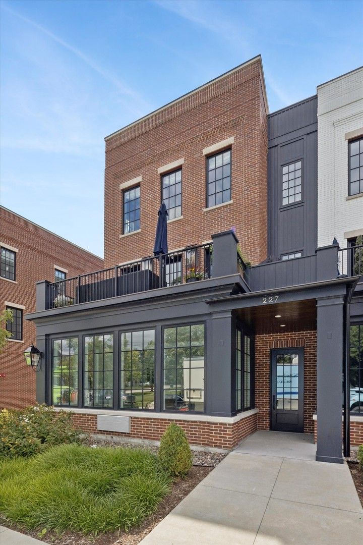227 Burlington Avenue #2 — Clarendon Hills, IL 60514