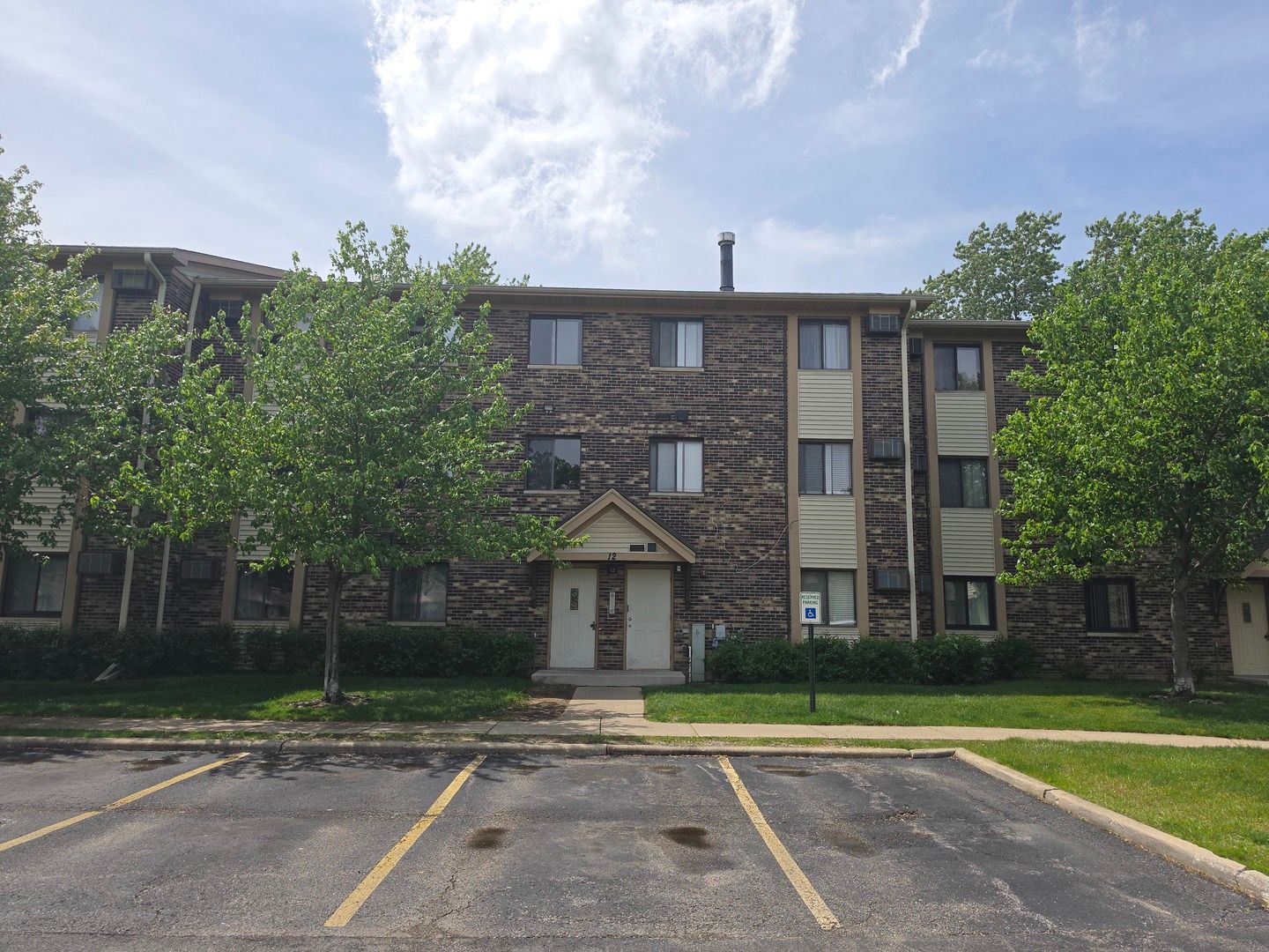 12 Parkside Court #10 — Vernon Hills, IL 60061