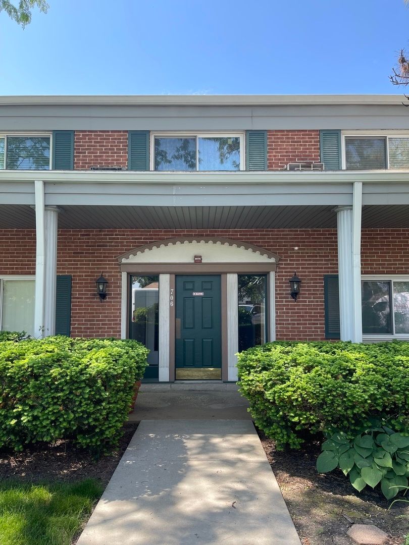 706 E Algonquin Road #204 — Arlington Heights, IL 60005