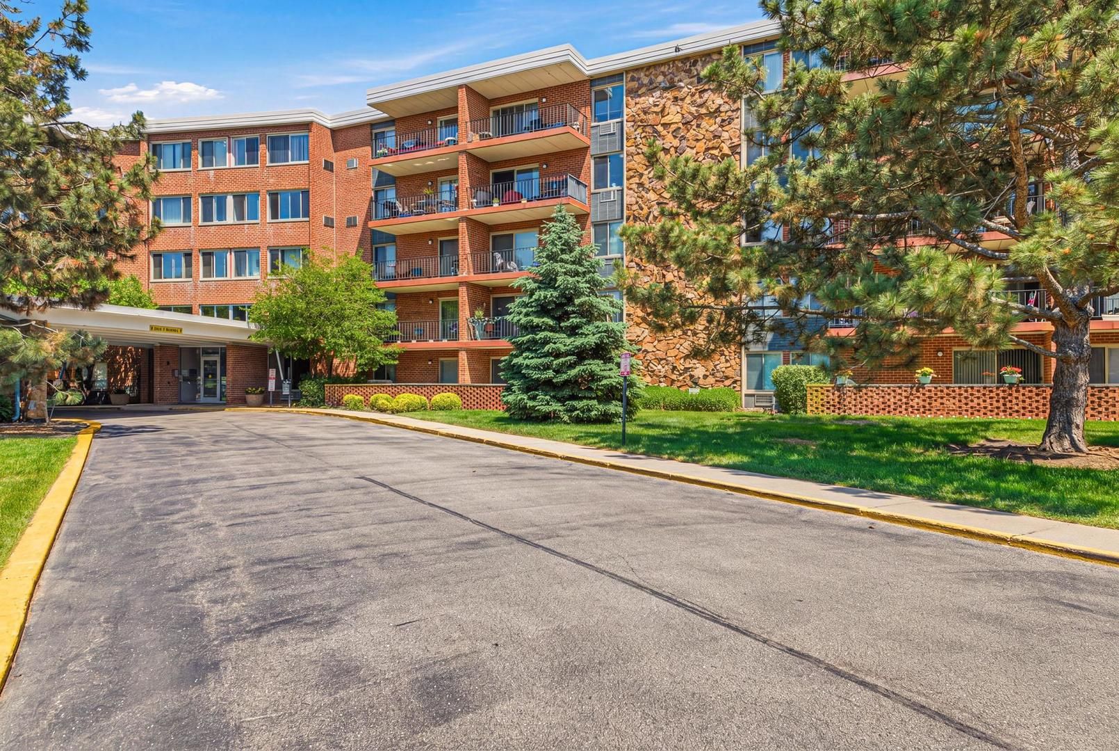 16 E Old Willow Road #332S — Prospect Heights, IL 60070