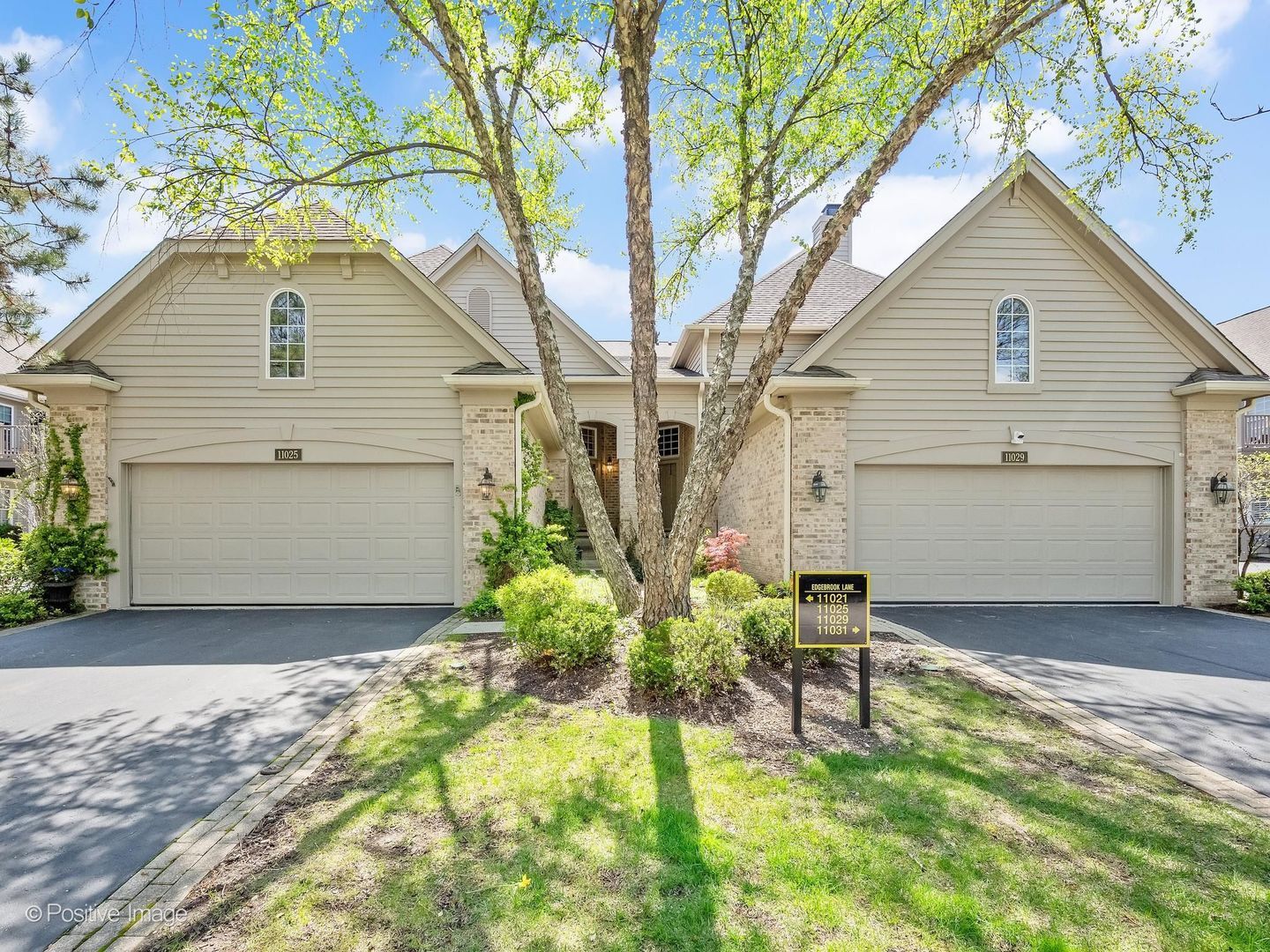 11025 Edgebrook Lane — Indian Head Park, IL 60525