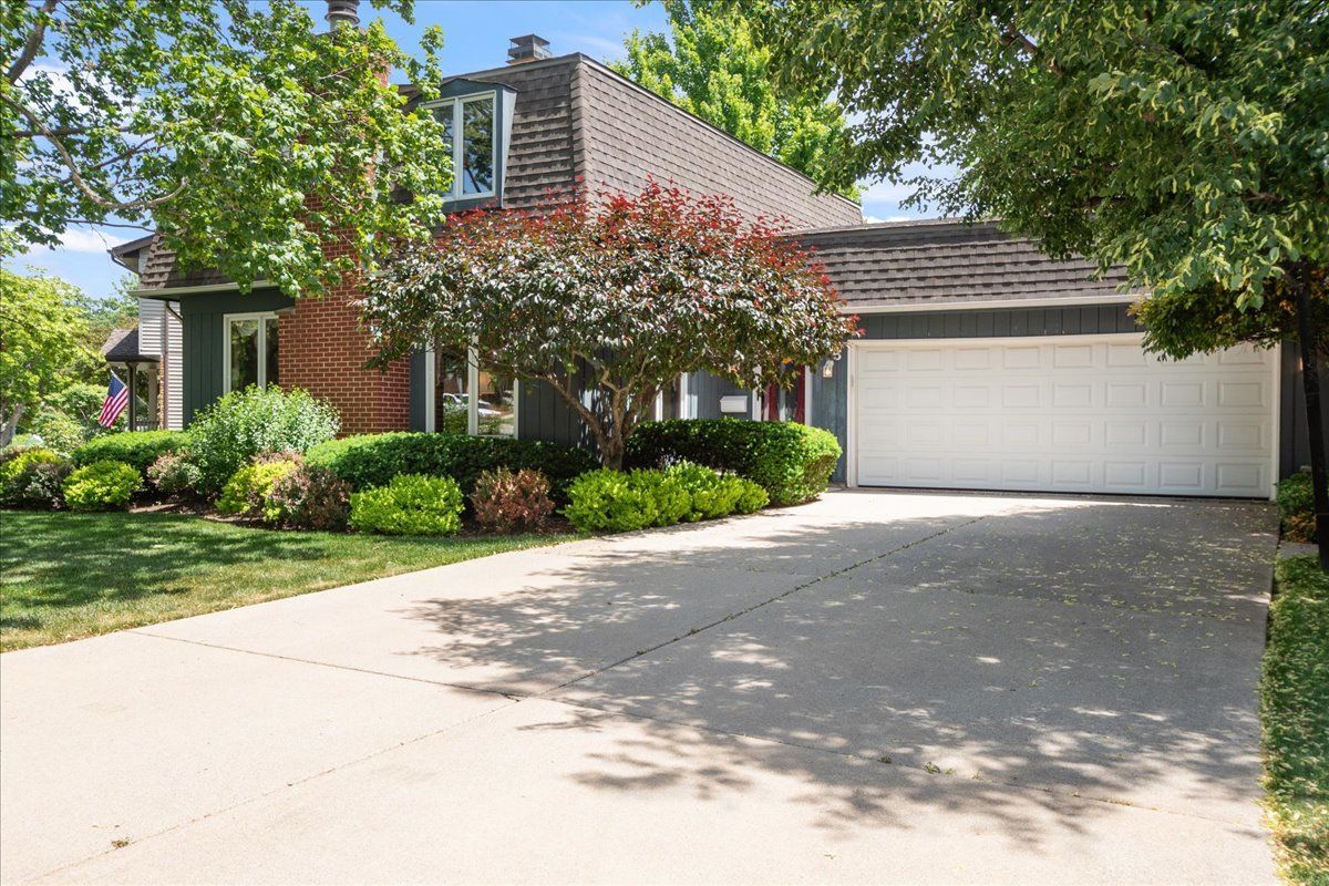 805 NW Holcomb Drive — Mundelein, IL 60060
