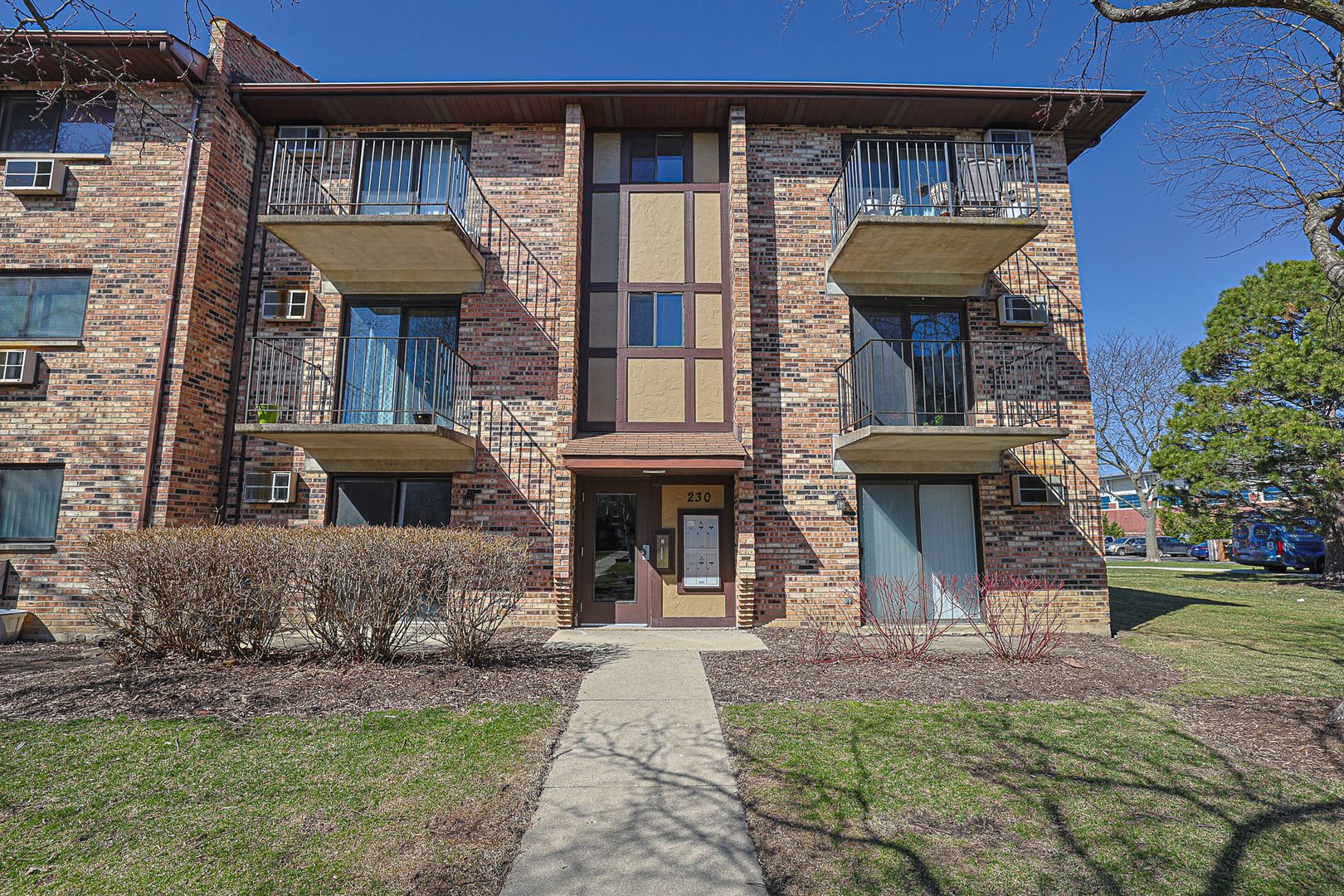 230 Klein Creek Court #F — Carol Stream, IL 60188