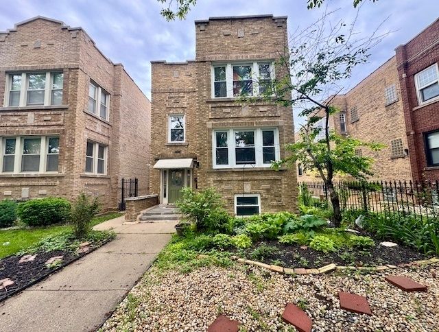 4124 W BARRY Avenue — Chicago, IL 60641