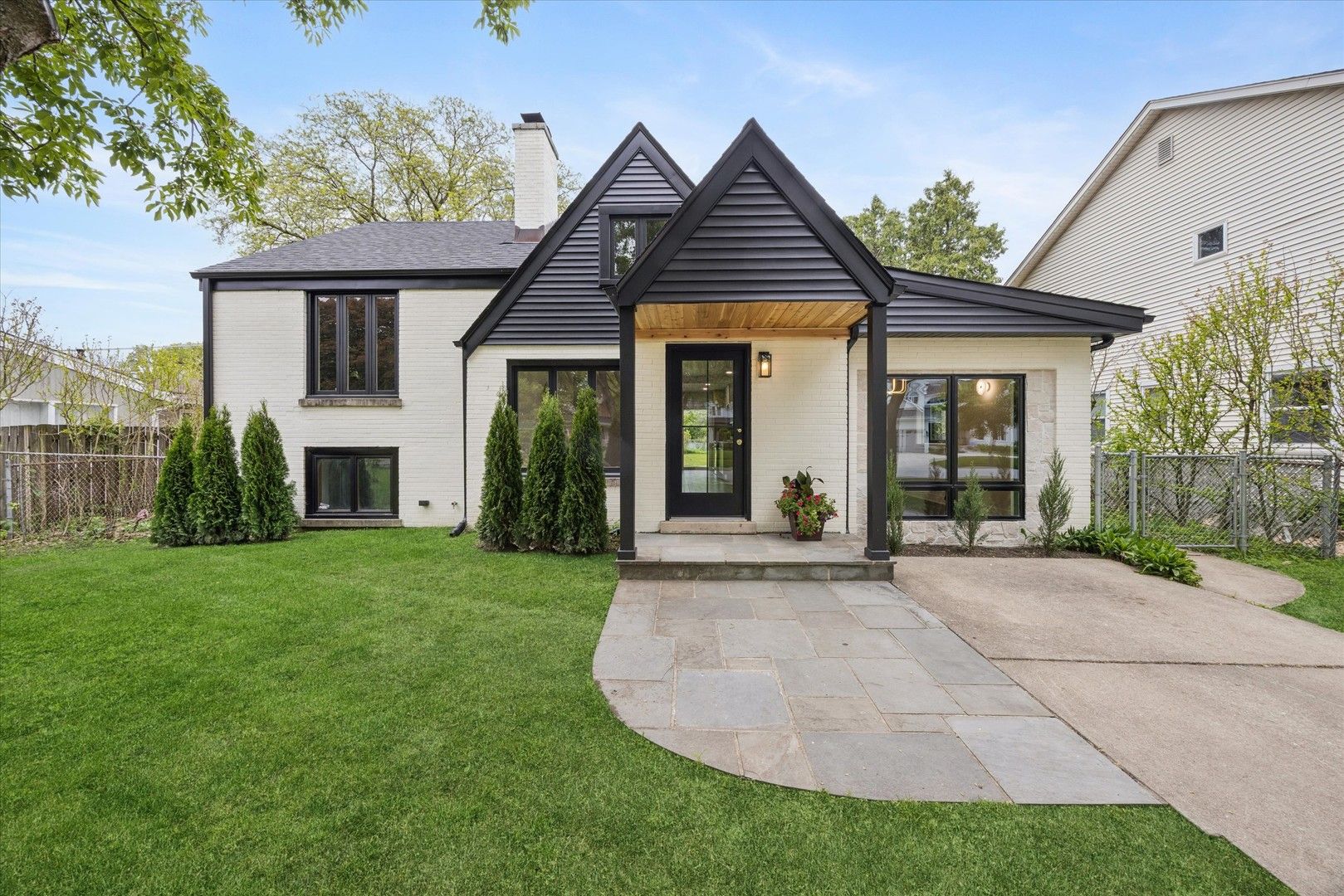 33 Chestnut Avenue — Clarendon Hills, IL 60514