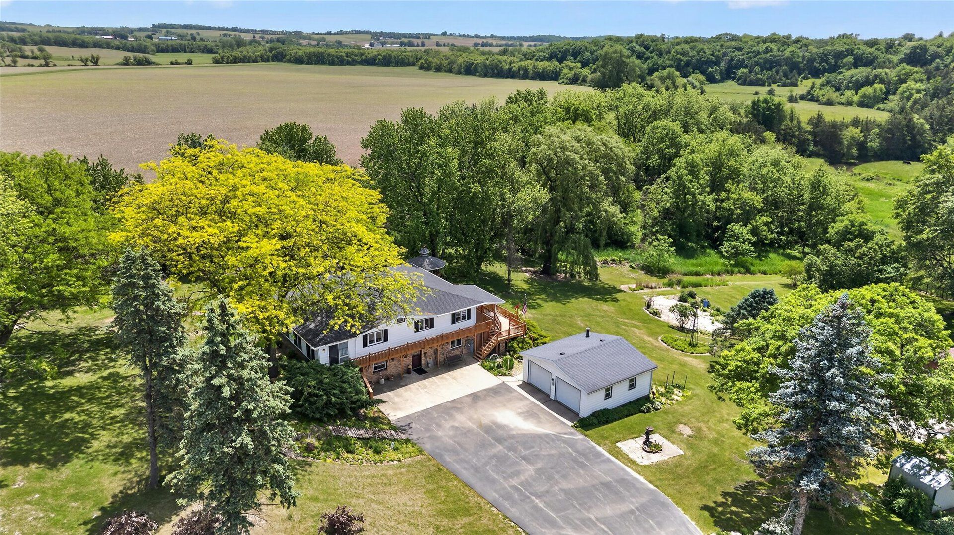 8443 E Farm School Road — Rock City, IL 61070