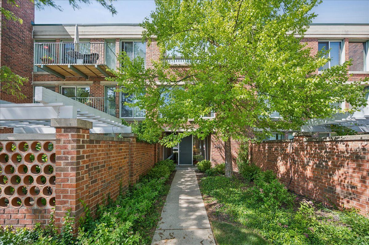 4020 Arbor Lane — Northfield, IL 60093