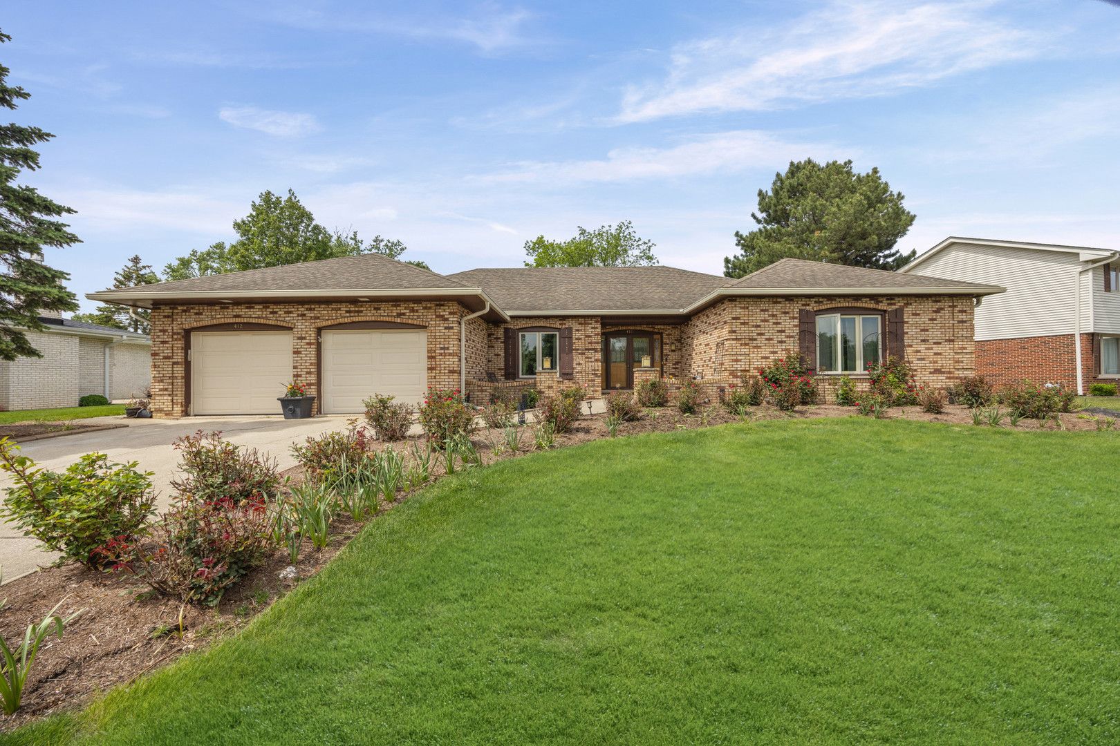 412 Stratford Lane — Willowbrook, IL 60527