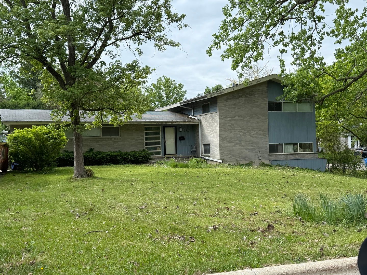 1958 CASTLEWOOD Road — Highland Park, IL 60035