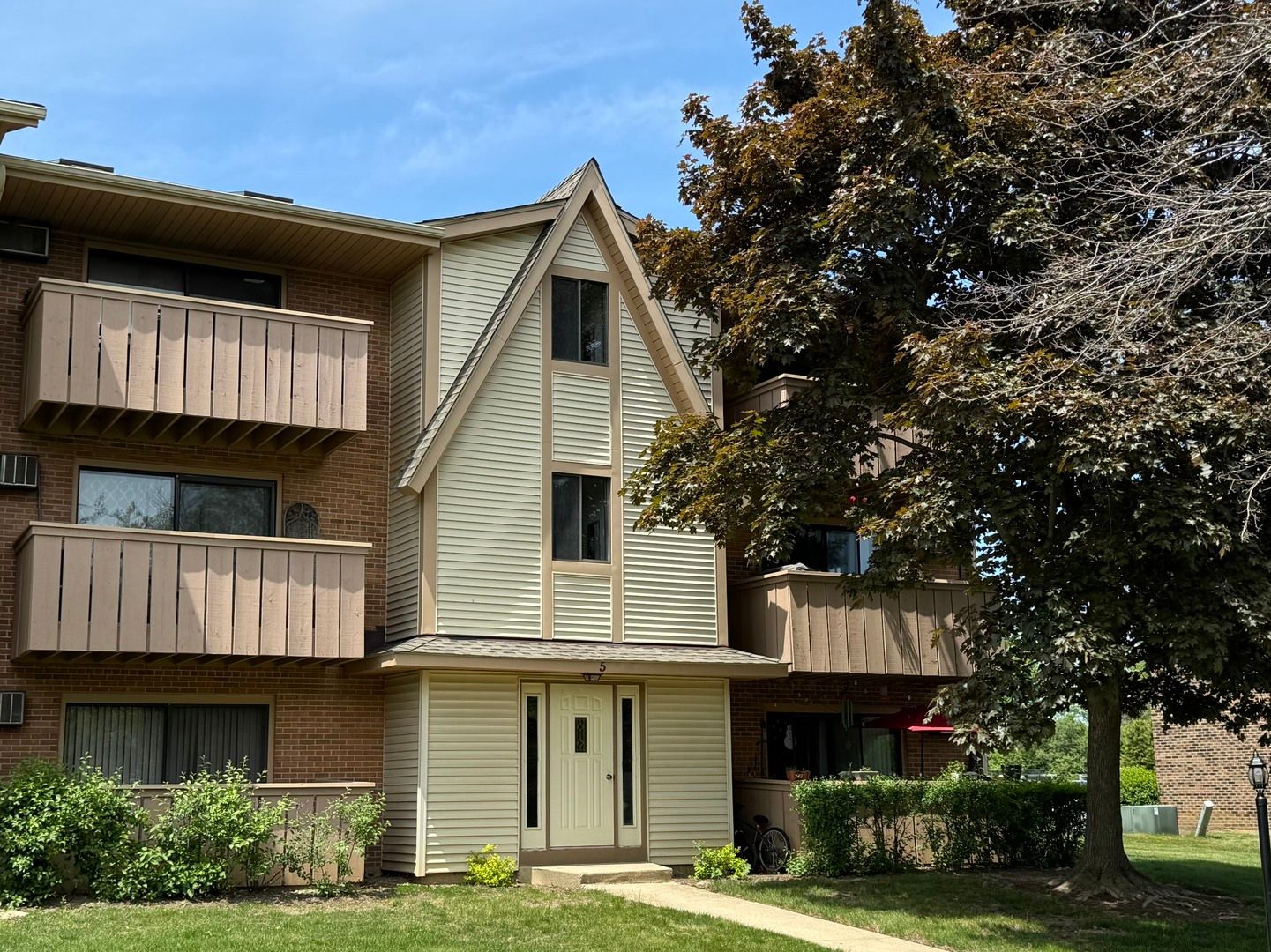 5 Cedar Court #18 — Vernon Hills, IL 60061