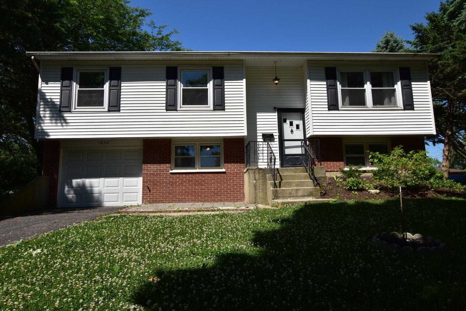 7852 Sprucewood Avenue — Woodridge, IL 60517