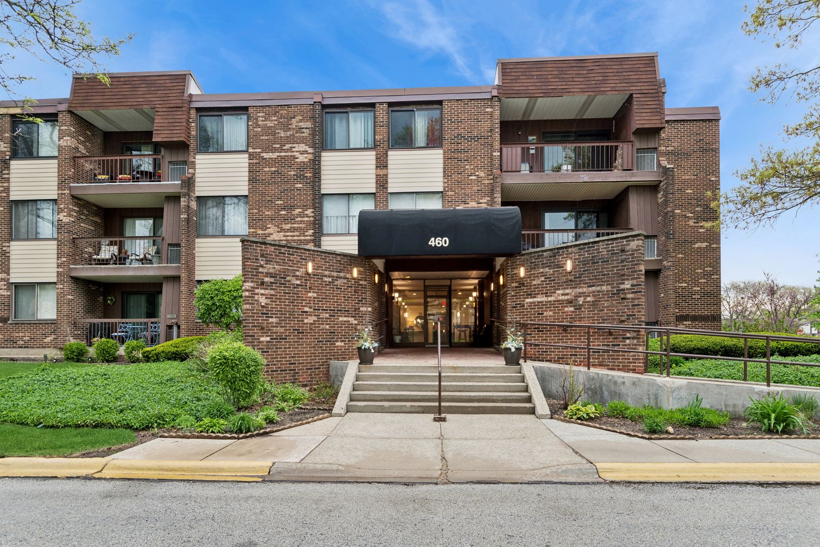 460 Raintree Court #2N — Glen Ellyn, IL 60137