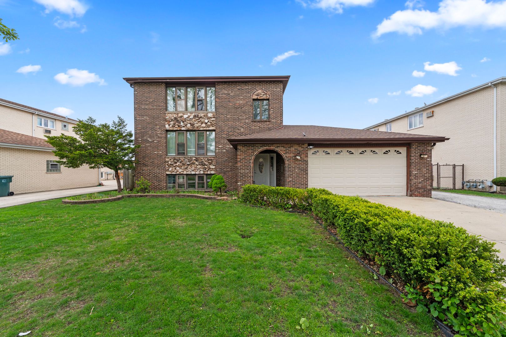 11201 S Helena Drive — Palos Hills, IL 60465