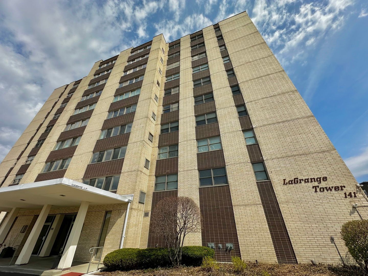 141 N La Grange Road #702 — La Grange, IL 60525