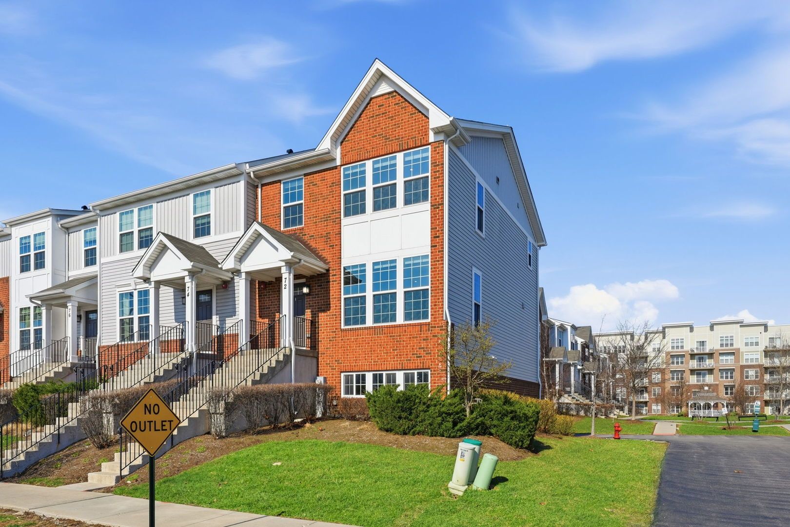 72 Nicholas Drive E — Des Plaines, IL 60016