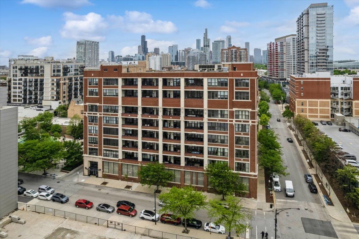 320 E 21ST Street #807 — Chicago, IL 60616