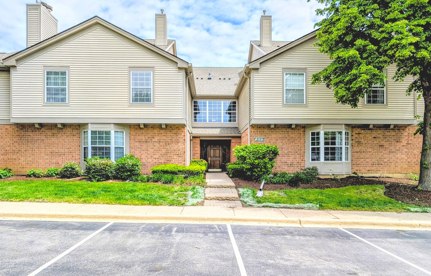 1751 Sleepy Hollow Court #7 — Schaumburg, IL 60195
