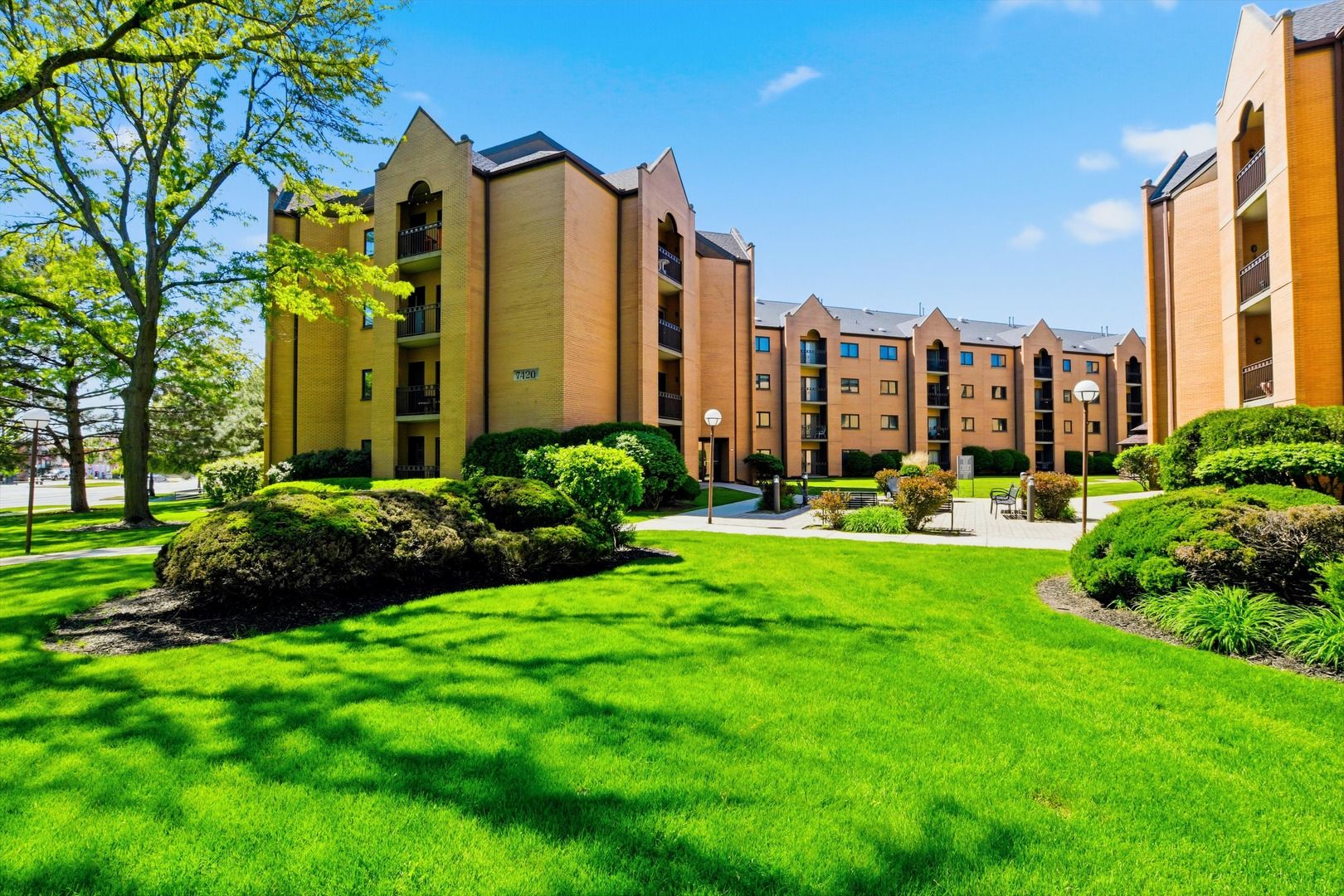 7420 W LAWRENCE Avenue #202 — Harwood Heights, IL 60706