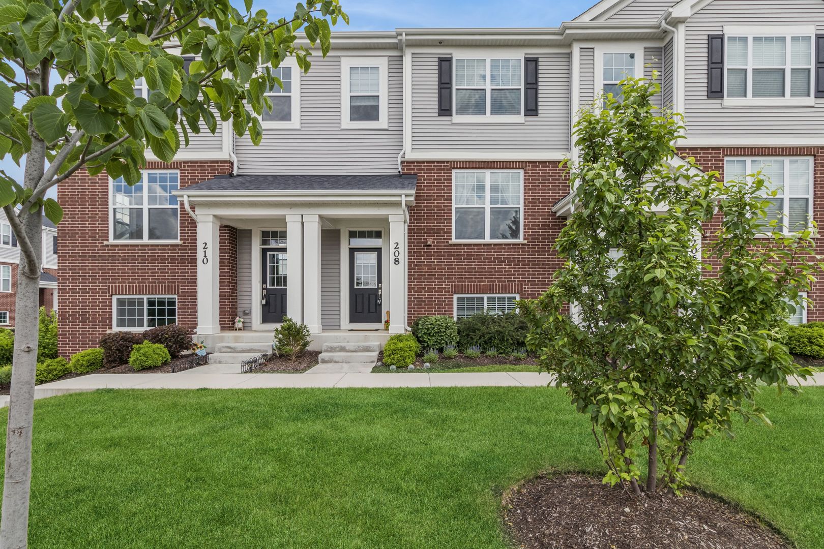208 Timberleaf Circle — Roselle, IL 60172
