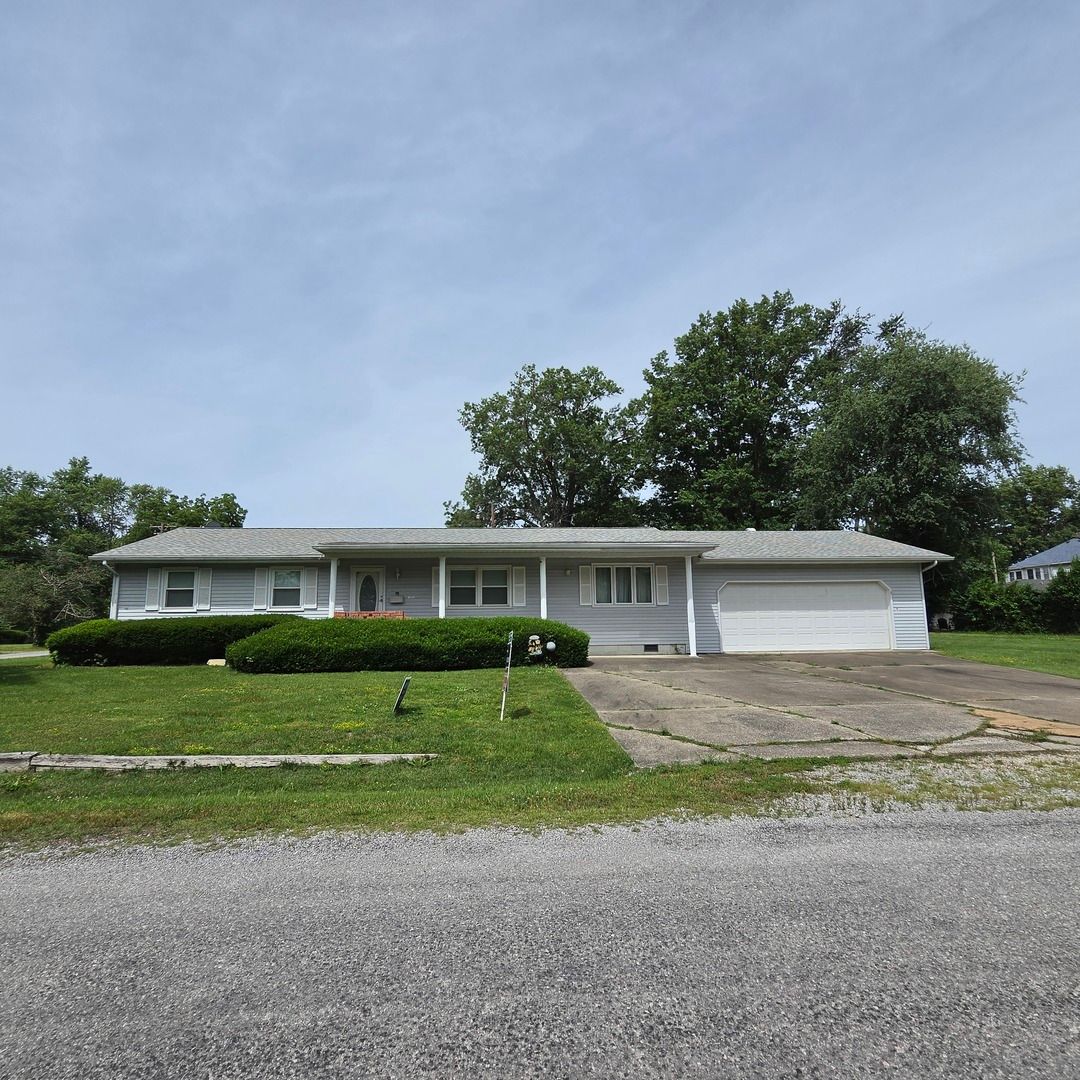 107 S 10th Street S — Benton, IL 62812