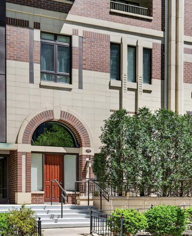 187 N Westshore Drive — Chicago, IL 60601