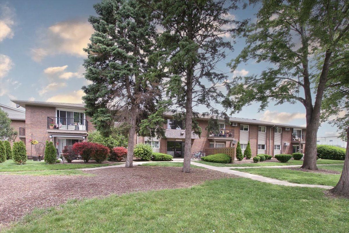 2300 Old Tavern Road #203 — Lisle, IL 60532
