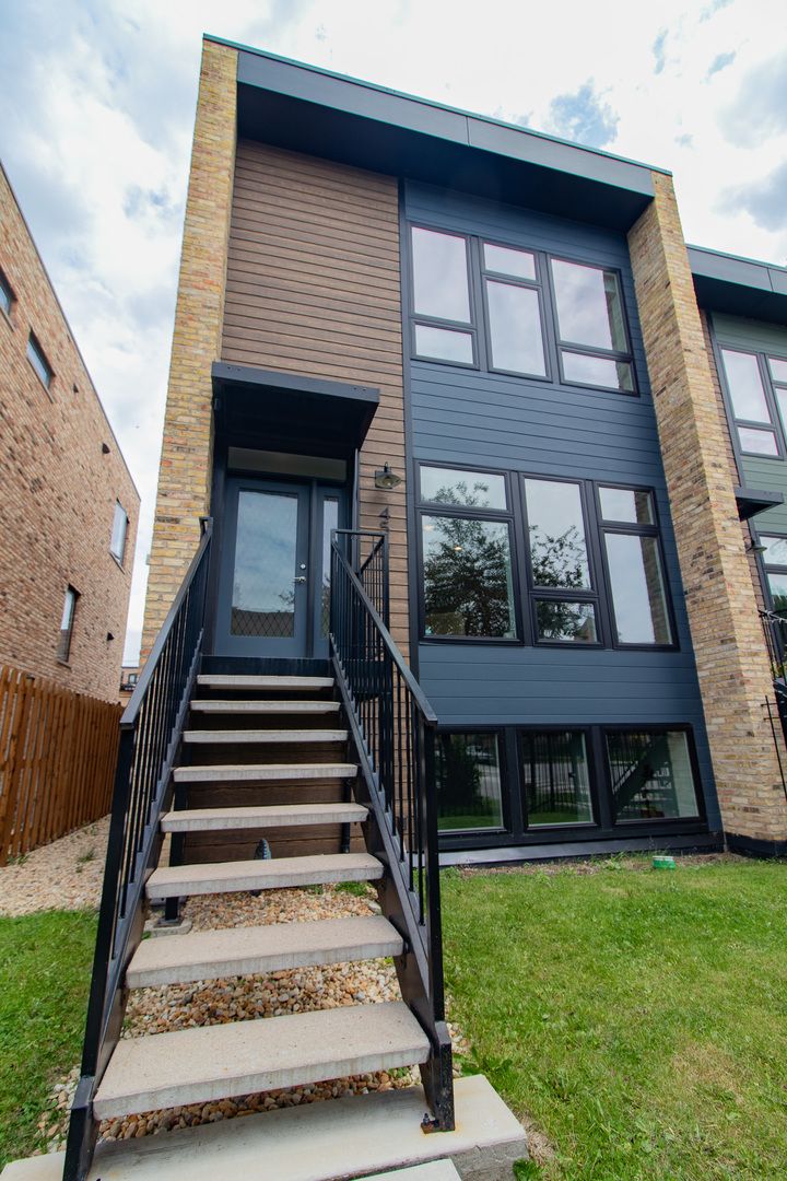 4557 S Prairie Avenue — Chicago, IL 60653