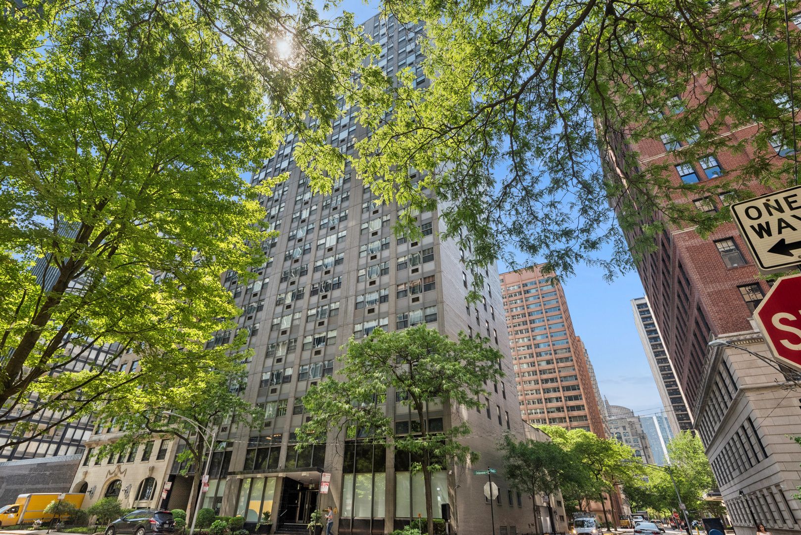 253 E Delaware Place #7H — Chicago, IL 60611