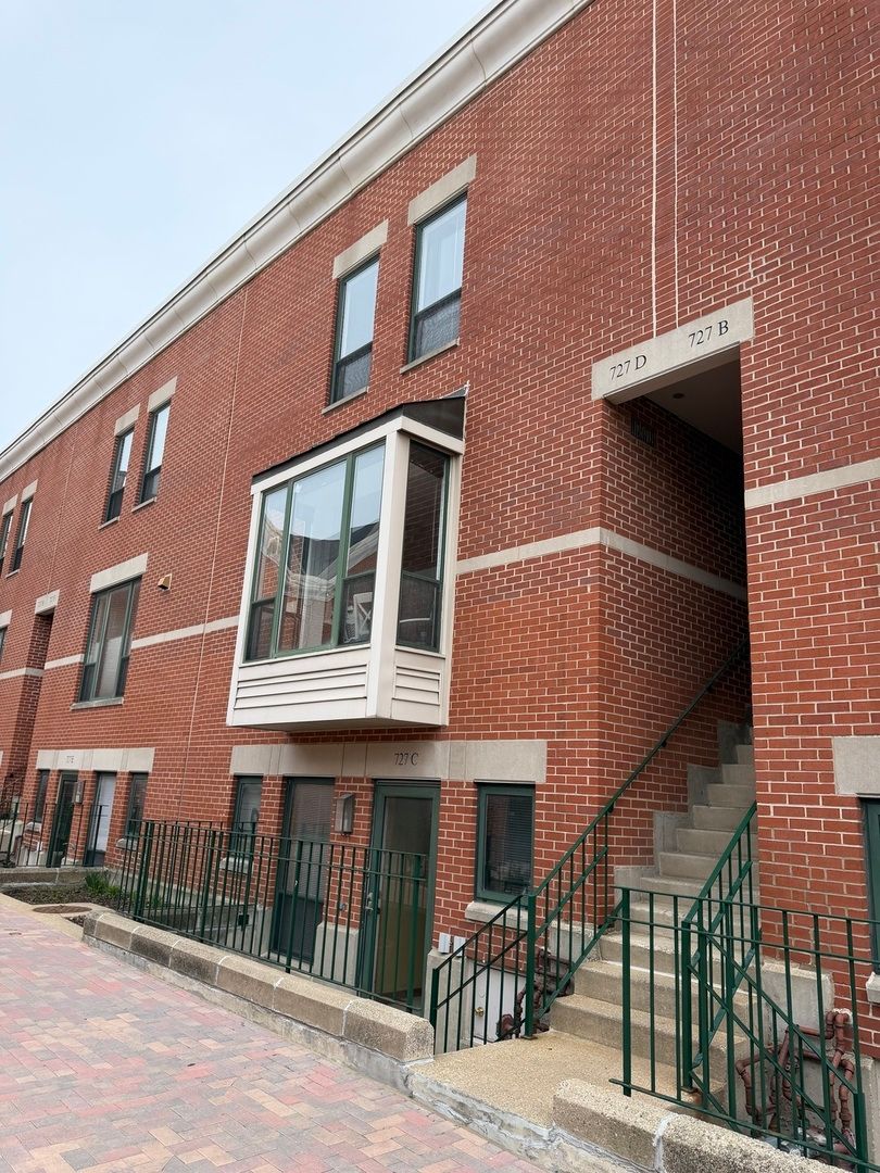 727 S ASHLAND Avenue #C — Chicago, IL 60607