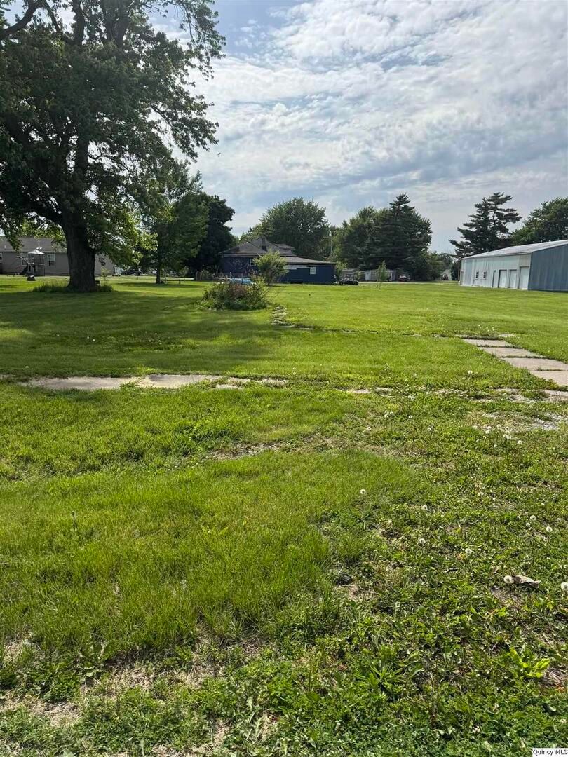 207 S Elm — Bowen, IL 62316