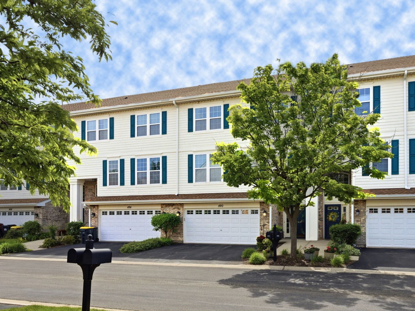 490 Dolton Lane — Carol Stream, IL 60188
