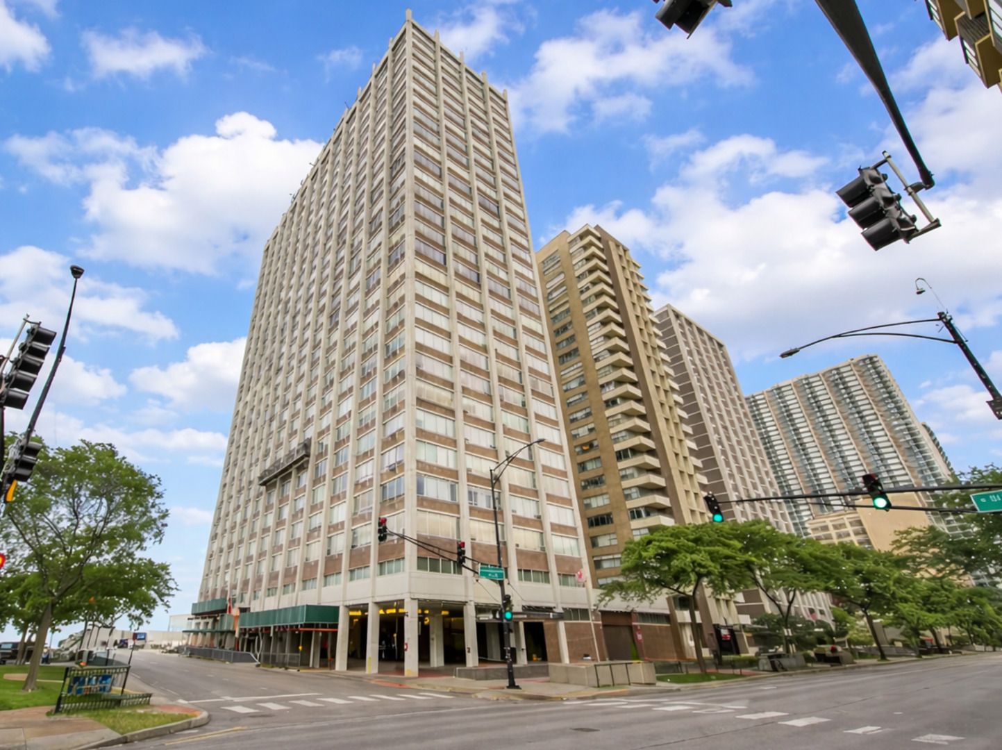 6171 N Sheridan Road #2104 — Chicago, IL 60660