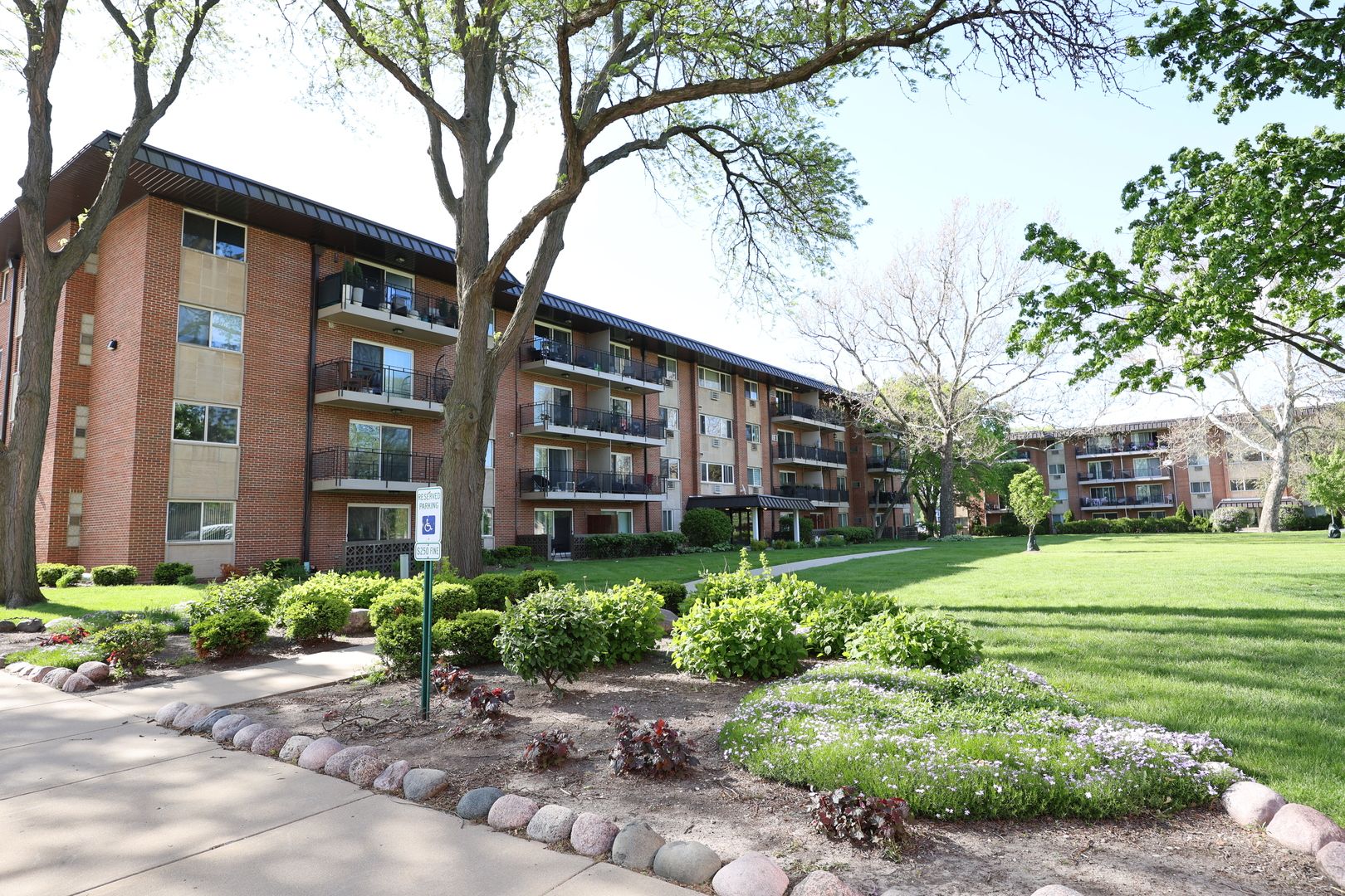 2230 S Goebbert Road #139 — Arlington Heights, IL 60005