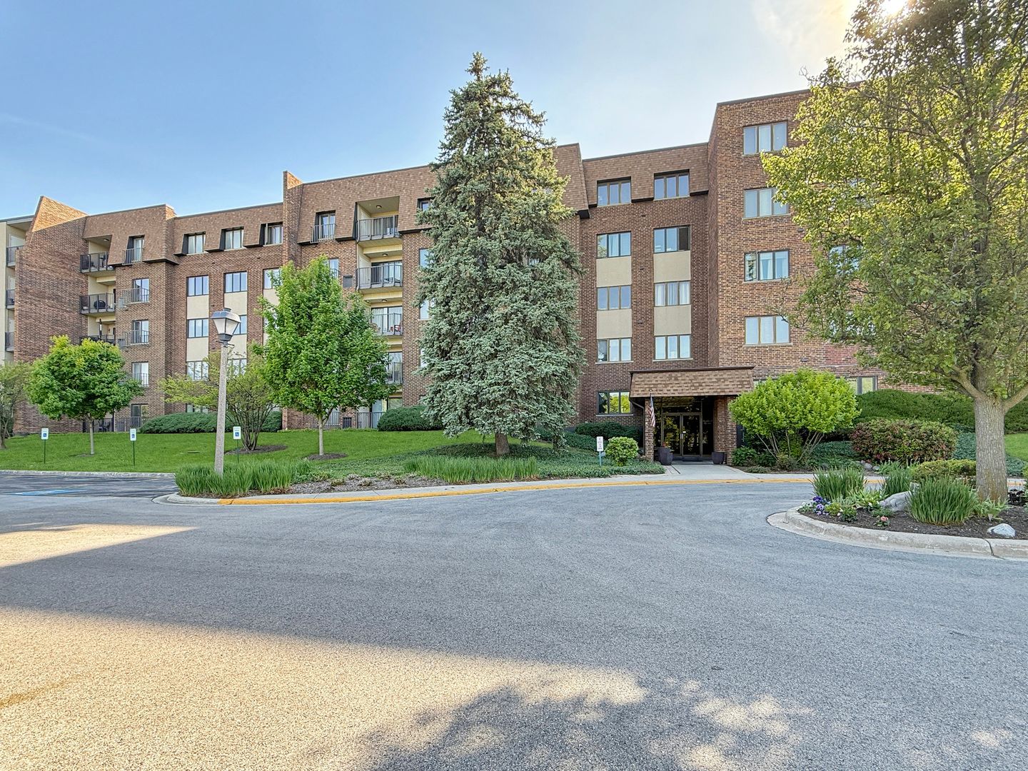 453 Raintree Drive #1N — Glen Ellyn, IL 60137