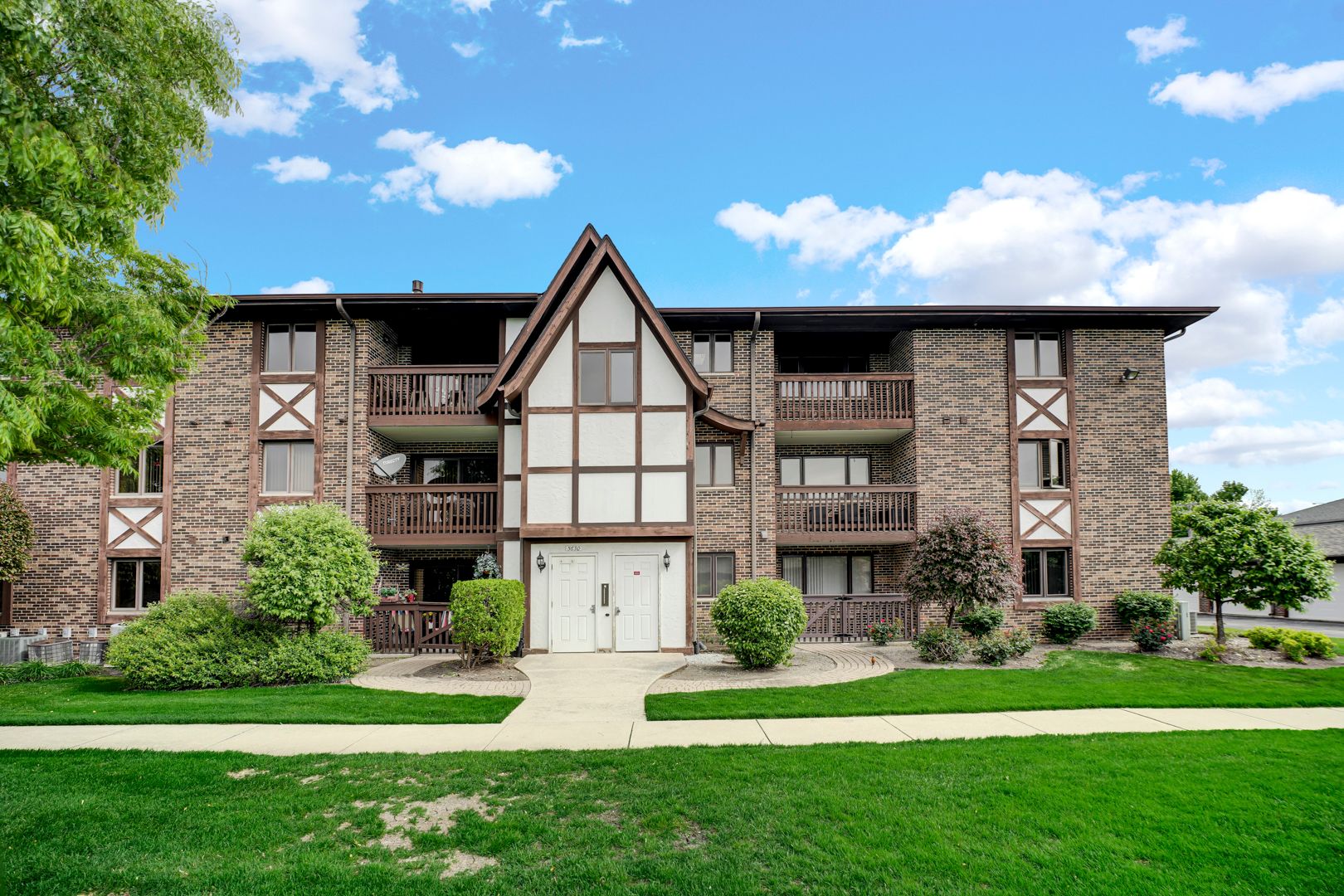 5630 W 103rd Street #308 — Oak Lawn, IL 60453