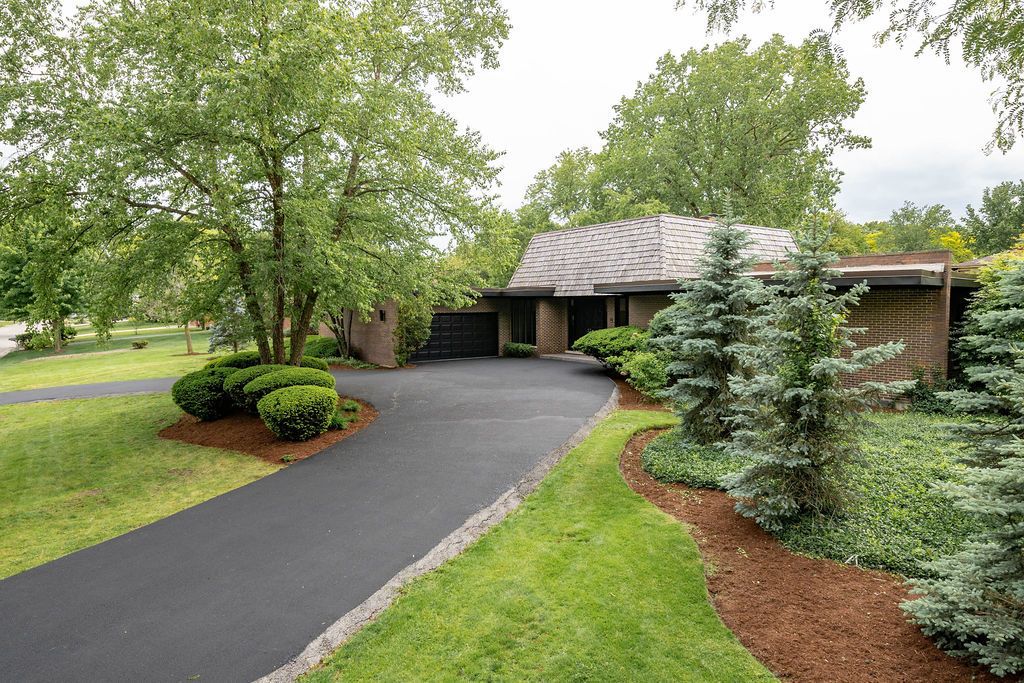 8100 S Park Avenue — Burr Ridge, IL 60527